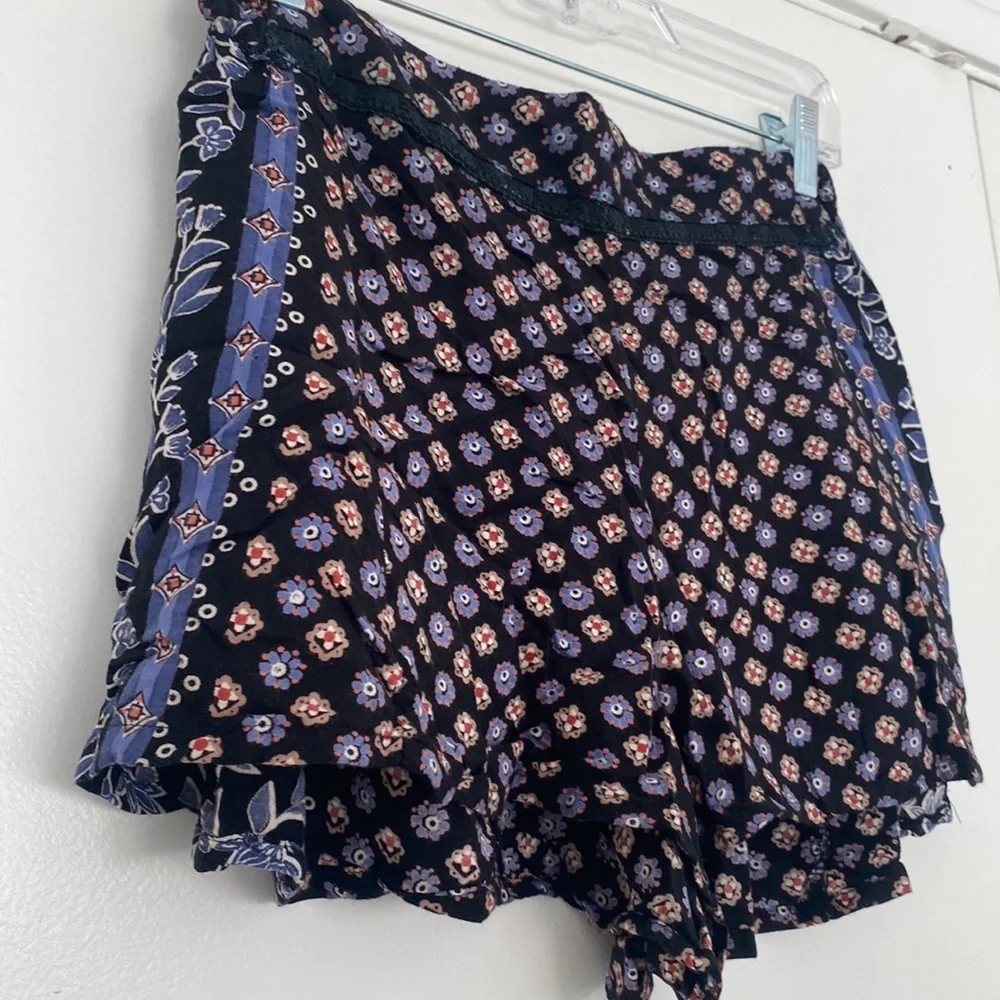 Nordstrom “Angie” Flowy black shorts with floral design size Medium